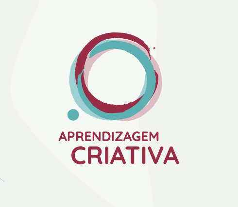 A logo da Pós-graduação Aprendizagem Criativa, com as cores: azul, vinho e rosa.