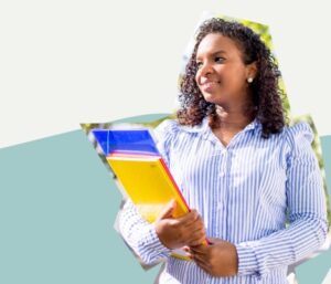 Uma mulher sorrindo e segurando cadernos e pasta.