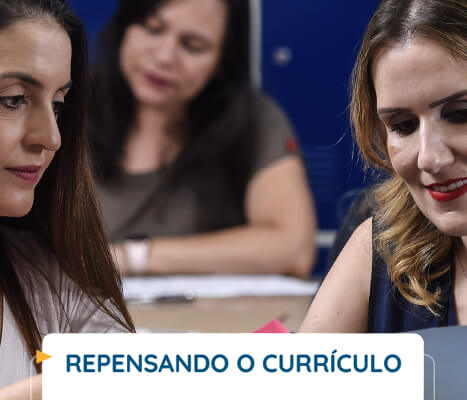 Três mulheres fazendo as atividades do curso Repensando o Currículo